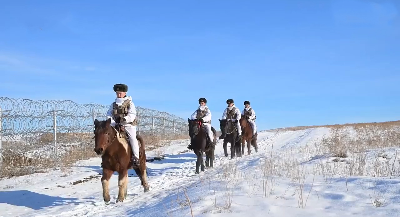 雪原馳騁！邊防官兵策馬踏雪巡邊關